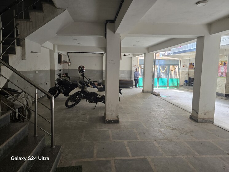  Parking, dwarka mor 2 Bedroom 90 Sq.Yd. Builder Floor In Dwarka Mor Delhi 8811141