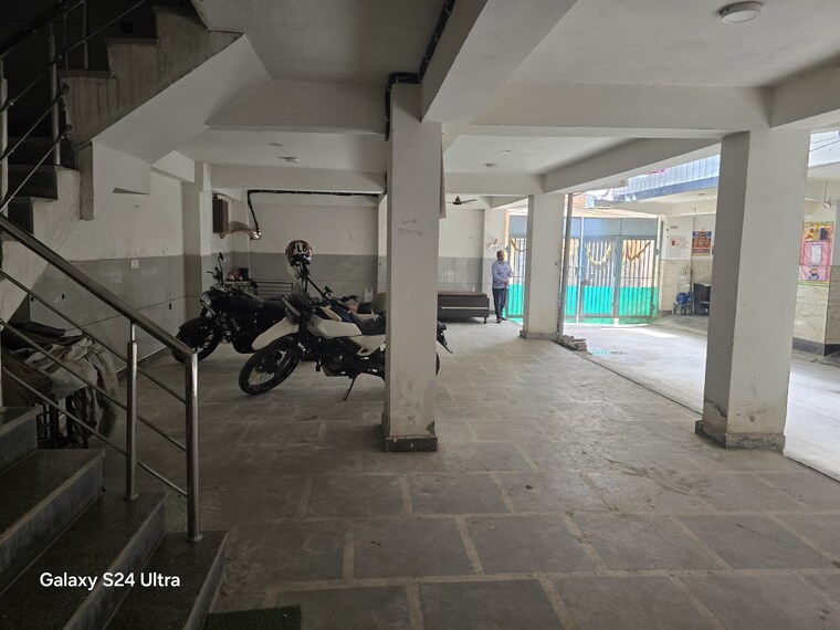  Parking, dwarka mor 2 Bedroom 90 Sq.Yd. Builder Floor In Dwarka Mor Delhi 8811141