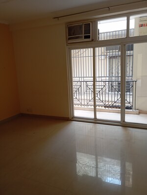 Room in 4 BHK Villa at Amrapali Dream Valley, Tech Zone 4 Greater Noida – for Sale