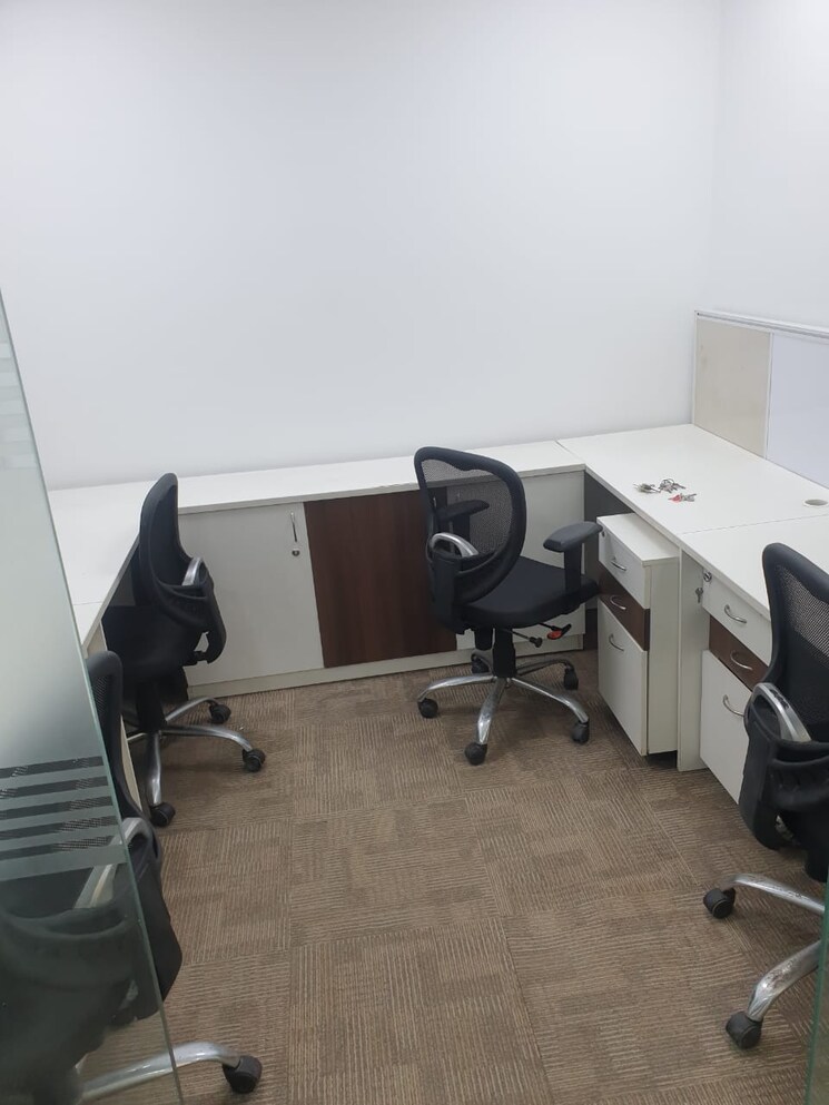 Team Area, wave-one Commercial Office Space 550 Sq.Ft. In Sector 18 Noida 8811174