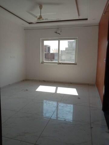 Room in 3 BHK Apartment at Bollywood Esencia, Ghazipur – for Rent