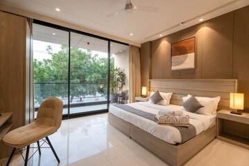 Bedroom in 3 BHK Builder Floor at DLF The Pinnacle, Dlf Phase V – for Rent