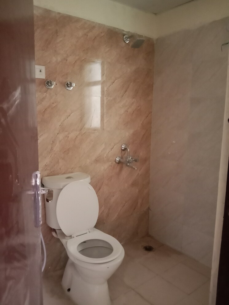 Bathroom, amrapali-dream-valley 2.5 Bedroom 960 Sq.Ft. Apartment In Tech Zone 4 Greater Noida Greater Noida 8811484