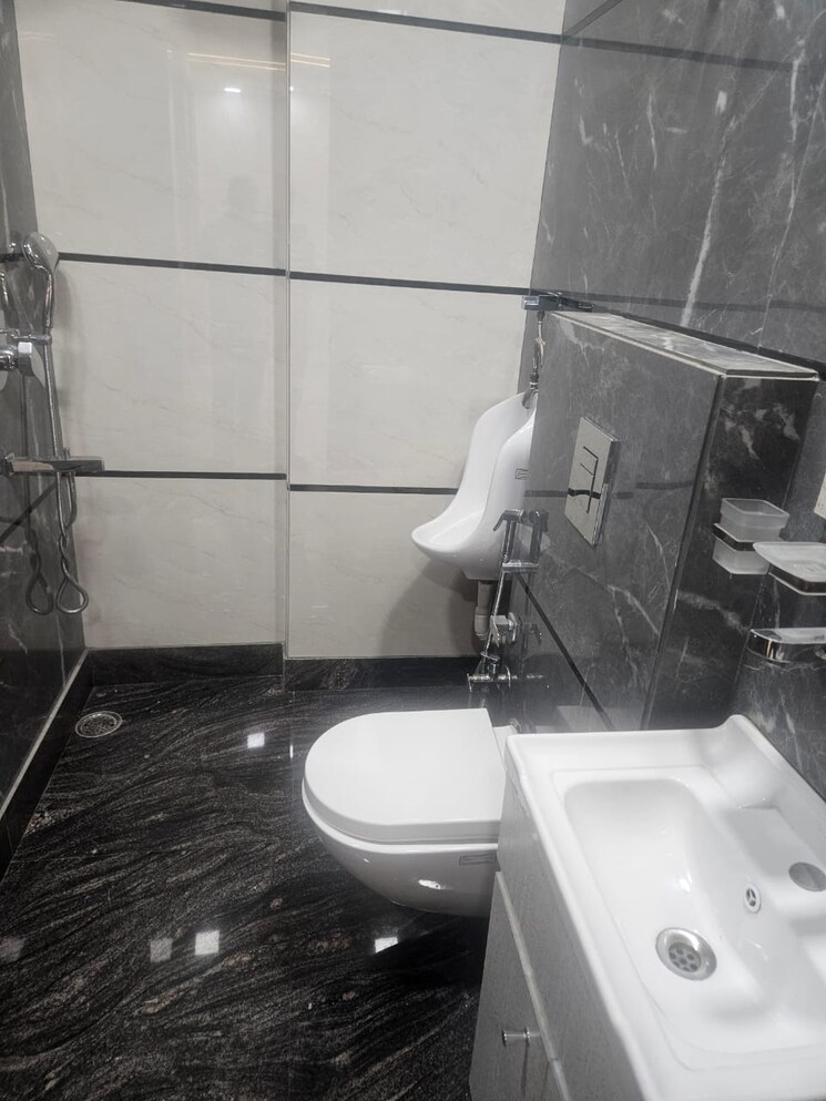 Bathroom, pitampura 3 Bedroom 1350 Sq.Ft. Builder Floor In Pitampura Delhi 8811470