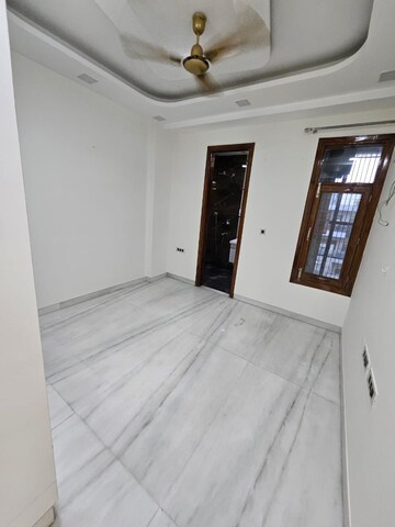 Room in 3 BHK Builder Floor at Pitampura – for Rent