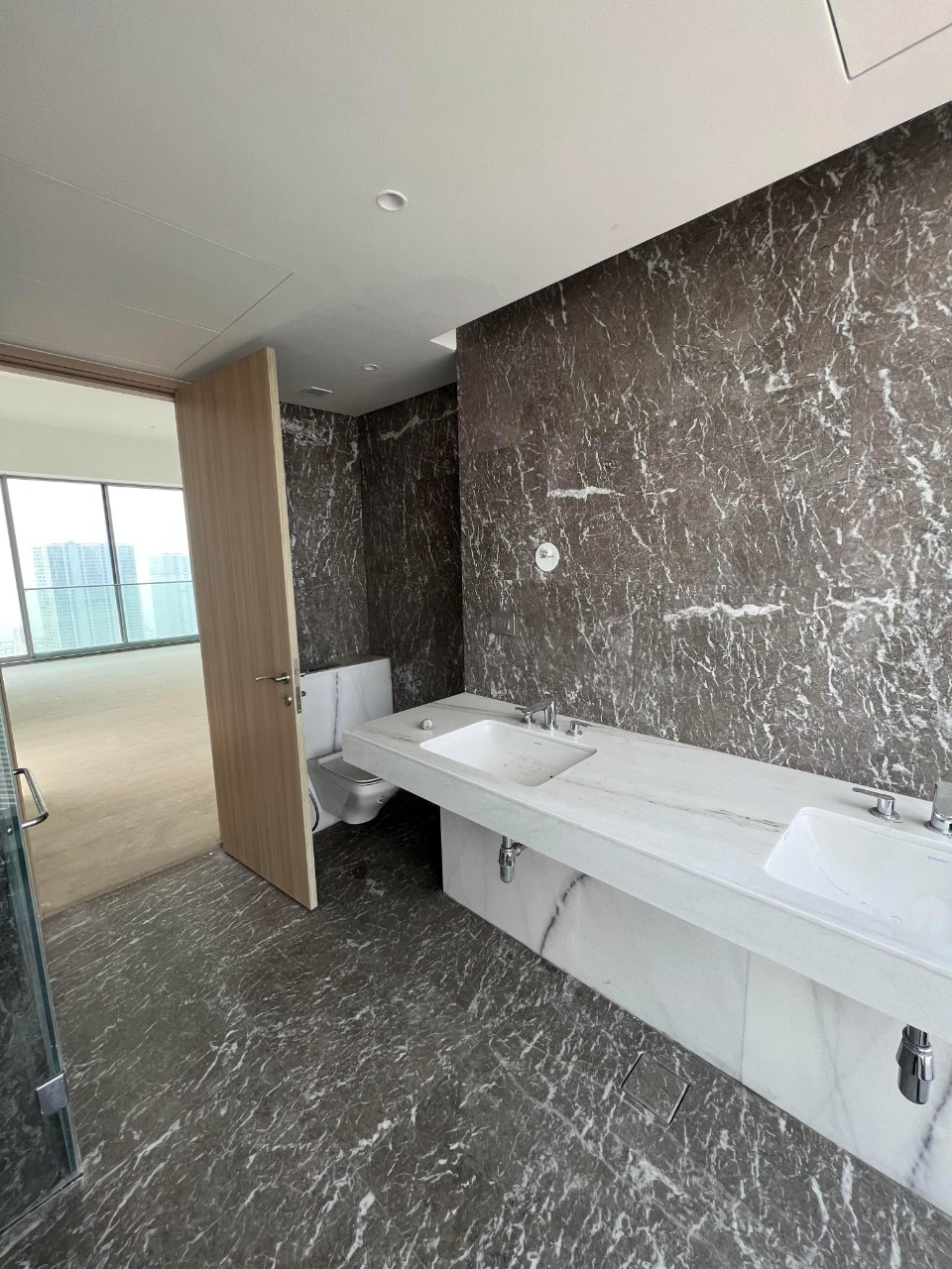 4 BHK + Servant Room Apartment For Rent in Rustomjee Crown