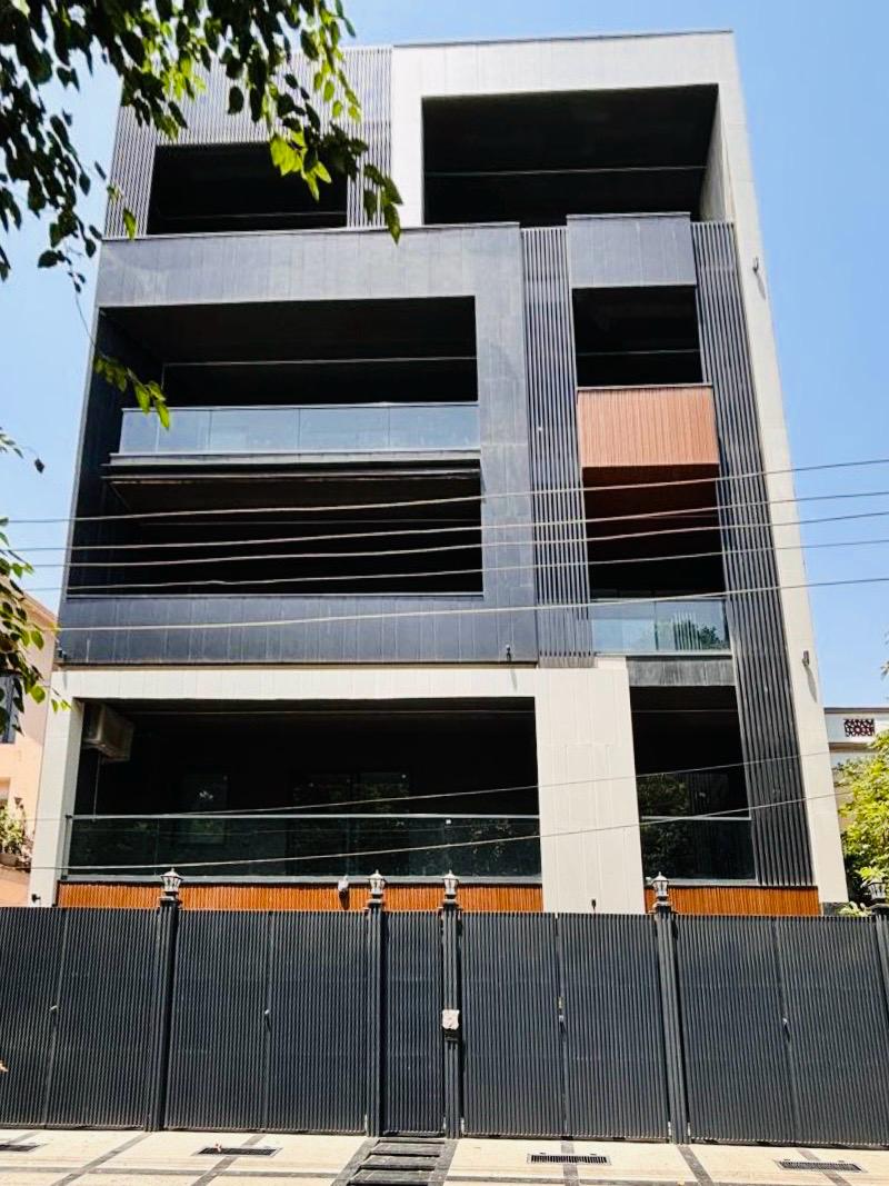 4 BHK + Servant Room Apartment For Rent in DLF Atria