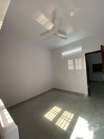Room in 2 BHK Apartment at Jahaz Apartments, Paschim Vihar – for Rent