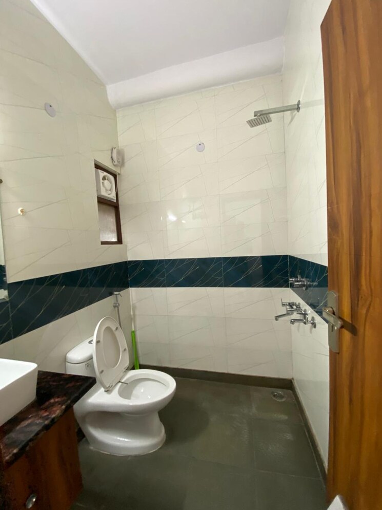 Bathroom, prachin-apartment 2 Bedroom 900 Sq.Ft. Apartment In Paschim Vihar Delhi 8811596