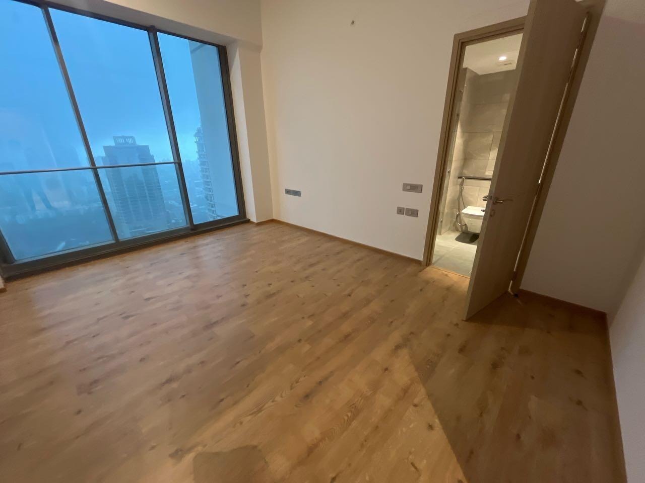 4 BHK + Servant Room Apartment For Rent in Rustomjee Crown