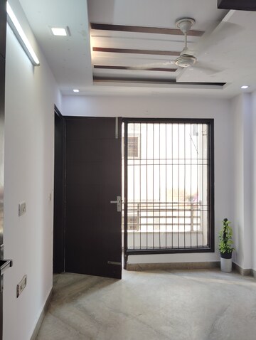 Room in 2.5 BHK Apartment at Anuradha Apartments CGHS, Paschim Vihar – for Rent