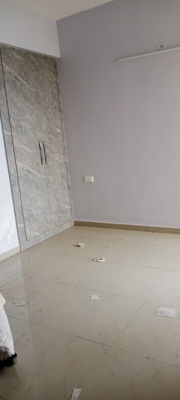 Room in 2.5 BHK Apartment at Prateek Grand City, Siddharth Vihar – for Rent