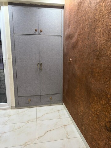 Furnished Amenities in 4 BHK Apartment at Sector 11 Dwarka – for Rent