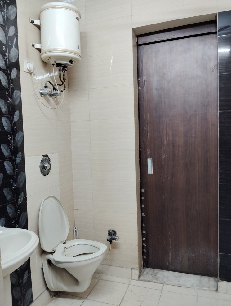 Bathroom, adarsh-apartments-cghs-ltd 2.5 Bedroom 950 Sq.Ft. Apartment In Paschim Vihar Delhi 8811736