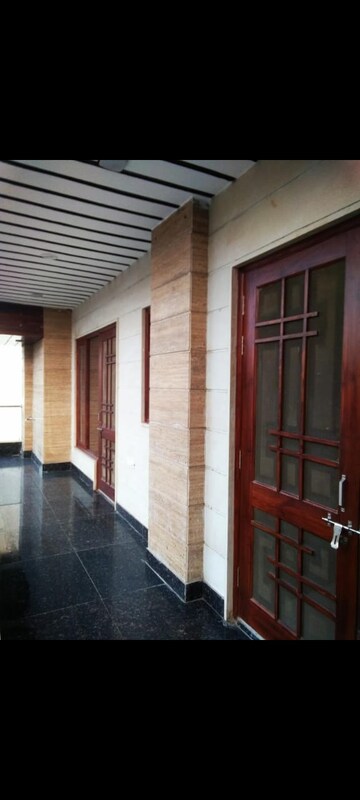 Building Lobby in 2 BHK Builder Floor at Queens Plaza, Sector 43 – for Rent
