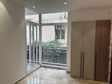 Room in 2 BHK Builder Floor at Queens Plaza, Sector 43 – for Rent