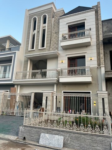 6 BHK Independent House For Sale in Aerocity
