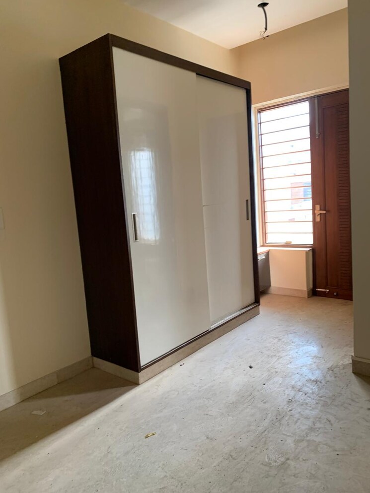 Room, sector 85 3 Bedroom 2250 Sq.Ft. Apartment In Sector 85 Faridabad 8811851