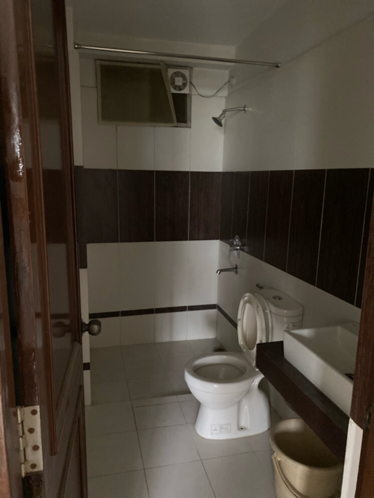 Bathroom, nipania 4 Bedroom 2275 Sq.Ft. Apartment In Nipania Indore 8812092