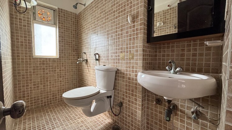 Bathroom, paras-tierea 3 Bedroom 1592 Sq.Ft. Apartment In Sector 137 Noida 8812117