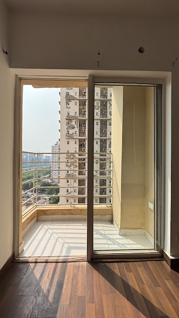 Room in 3 BHK Apartment at Paras Tierea, Sector 137 – for Sale