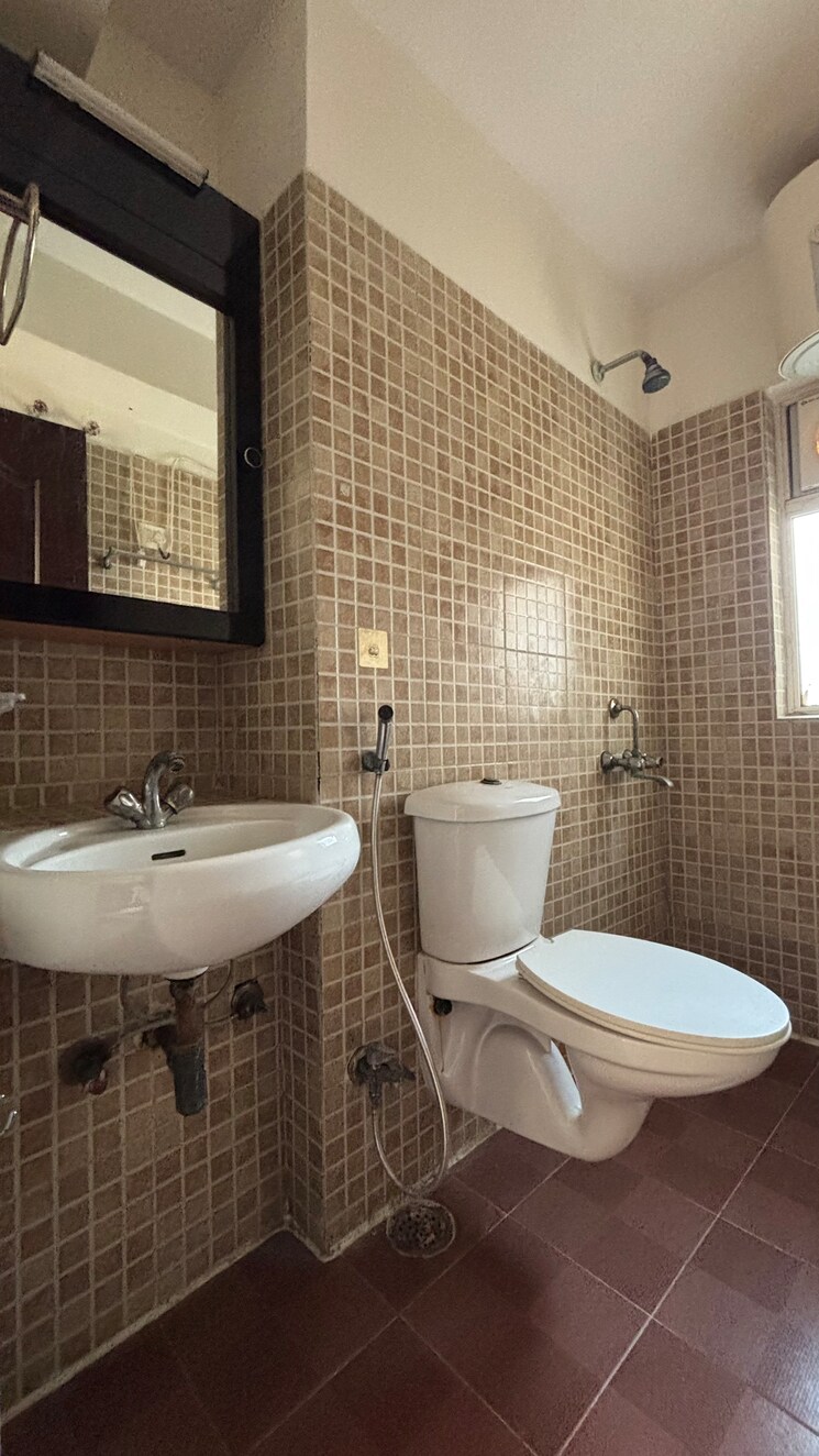 Bathroom, paras-tierea 3 Bedroom 1592 Sq.Ft. Apartment In Sector 137 Noida 8812117