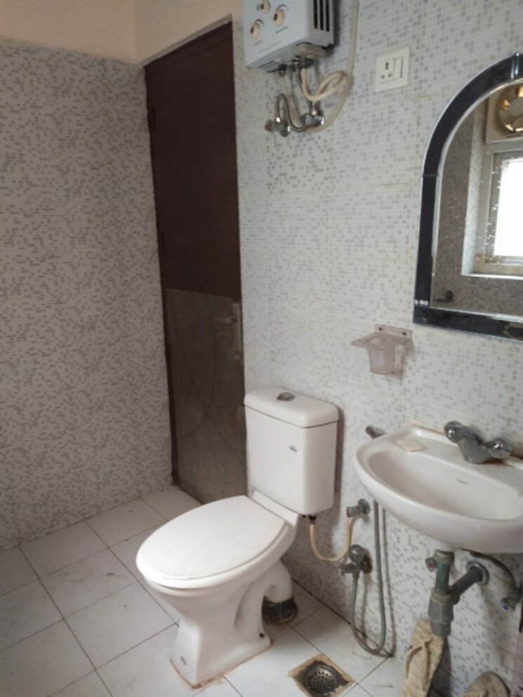 Bathroom, bptp-elite-floors 3 Bedroom 1900 Sq.Ft. Builder Floor In Sector 83 Faridabad 8812121
