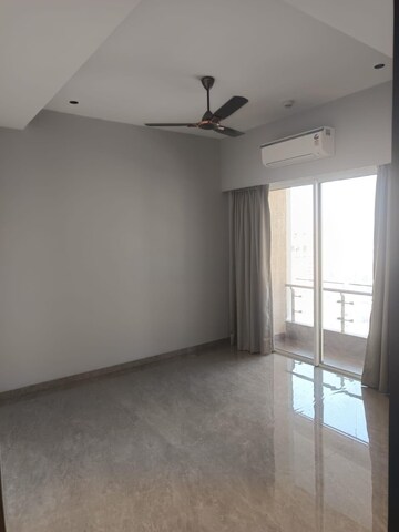 Room in 4 BHK Apartment at Piramal Aranya, Byculla – for Rent