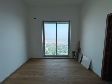 Room in 4 BHK Apartment at Kalpataru Avana, Parel – for Rent