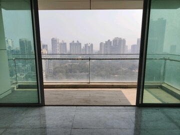 Room in 4 BHK Apartment at Kalpataru Avana, Parel – for Rent