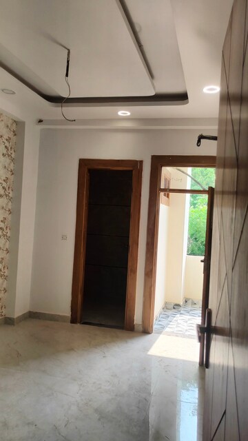 Building Lobby in 3.5 BHK Builder Floor at Fidato Honour Homes, Sector 89 – for Sale