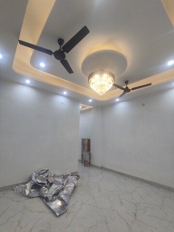 Room in 2 BHK Builder Floor at Sector 73 – for Sale
