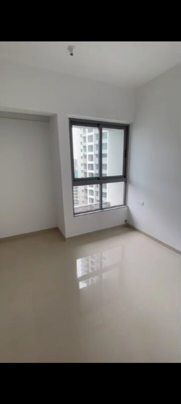 Room in 2 BHK Apartment at Kalpataru Immensa, Kolshet Road – for Rent