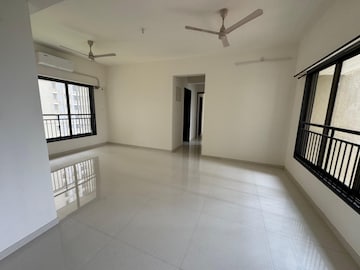 Room in 2 BHK Apartment at Runwal Sanctuary, Mulund West – for Rent