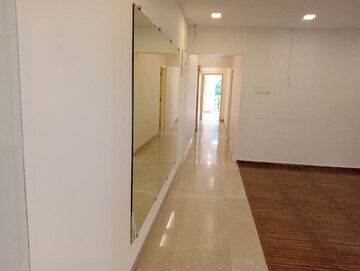 Room in 3 BHK Apartment at Khar West – for Rent