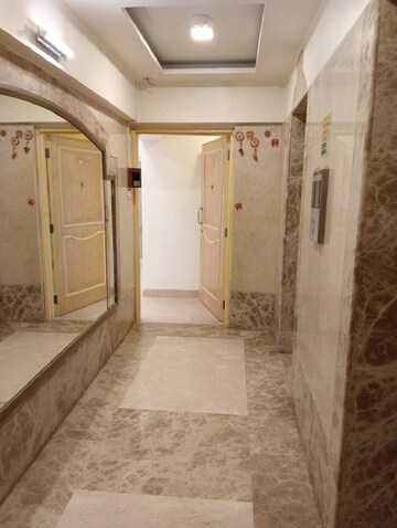 Room in 3 BHK Apartment at Khar West – for Rent