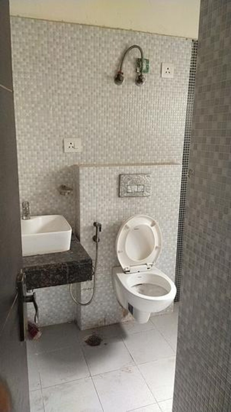 Bathroom, dlf-the-pinnacle 1 Bedroom 60 Sq.Yd. Builder Floor In Dlf Phase V Gurgaon 8812805