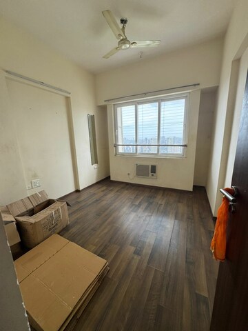 Room in 2 BHK Apartment at Runwal Greens, Mulund West – for Rent