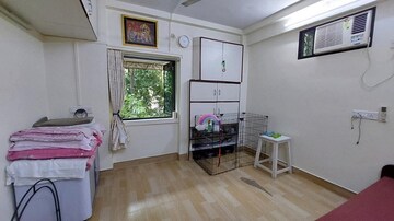 Room in 1.5 BHK Apartment at Bandra West – for Rent