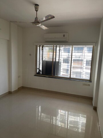 Room in 3.5 BHK Apartment at Serenity Complex, Andheri West – for Rent