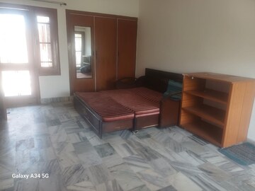 Room in 2 BHK Builder Floor at Sector 38 – for Rent
