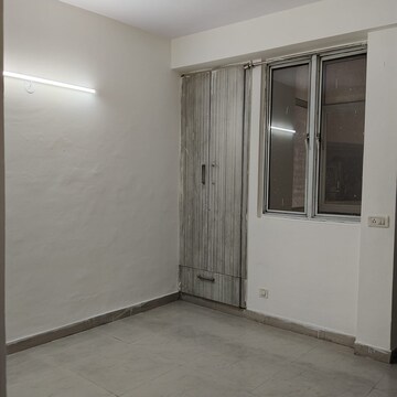 Room in 2 BHK Apartment at Shri Ram Plaza Vaishali, Vaishali Sector 4 – for Rent