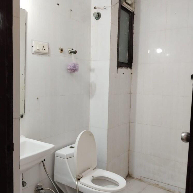 Bathroom, shri-ram-plaza-vaishali 2 Bedroom 1100 Sq.Ft. Apartment In Vaishali Sector 4 Ghaziabad 8813161