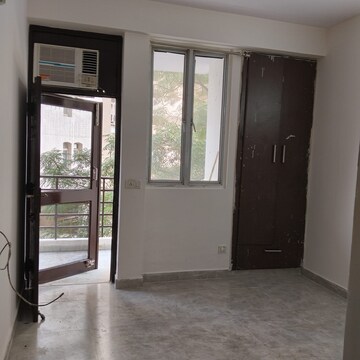 Room in 2 BHK Apartment at Shri Ram Plaza Vaishali, Vaishali Sector 4 – for Rent