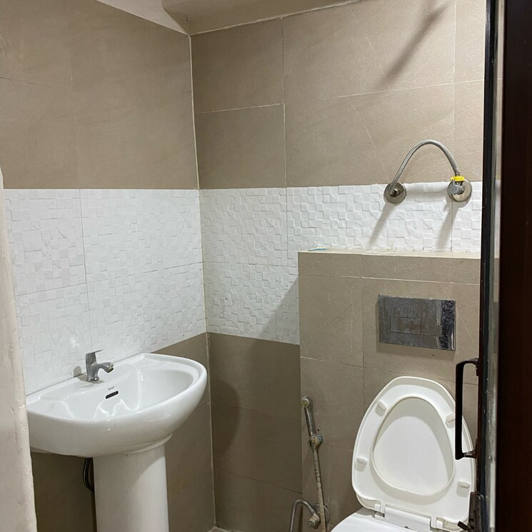 Bathroom, chandigarh-citi-center 1 Bedroom 650 Sq.Ft. Apartment In Vip Road Zirakpur 8813269