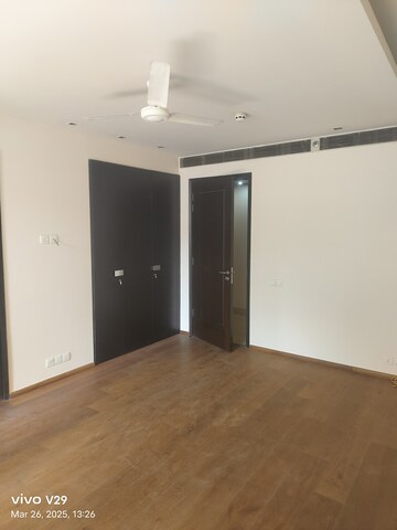 Room in 3 BHK Apartment at DLF The Crest, Sector 54 – for Rent