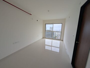 Room in 3 BHK Apartment at Runwal Nirvana, Parel – for Rent