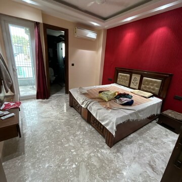 Room in 3 BHK Builder Floor at South Extension I – for Rent
