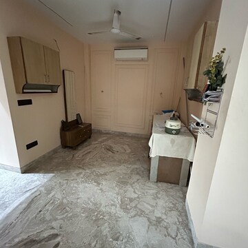 Room in 3 BHK Builder Floor at South Extension I – for Rent