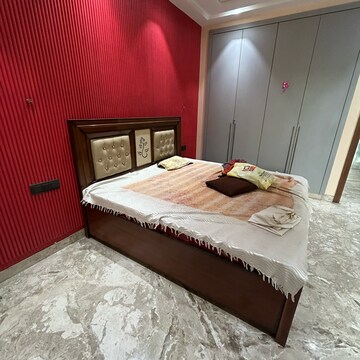Room in 3 BHK Builder Floor at South Extension I – for Rent